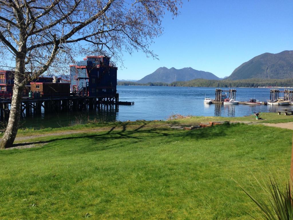 Island Village Properties At Fred Tibbs Tofino Exterior photo