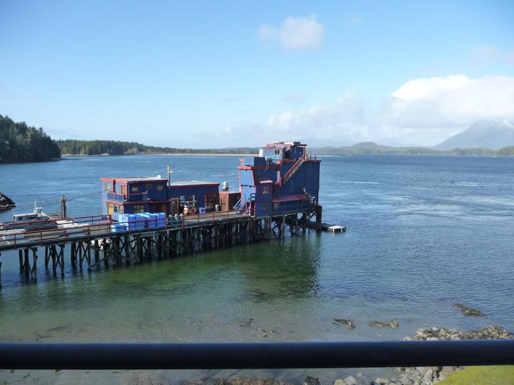 Island Village Properties At Fred Tibbs Tofino Room photo